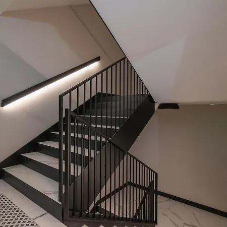 Klimatyzowane Apartamenty w Centrum Krakowa z Parkingiem i Biurkiem by Renters Prestige-2